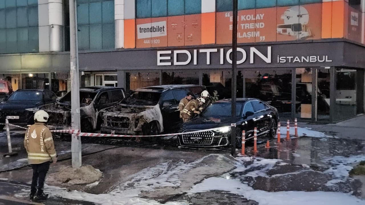 Bakırköy'de yangında 50 milyon TL değerinde 4 araç yandı