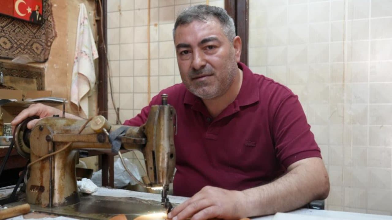 Gaziantepli usta, 12 metrekarelik atölyesinde ayakkabı parçaları üretiyor