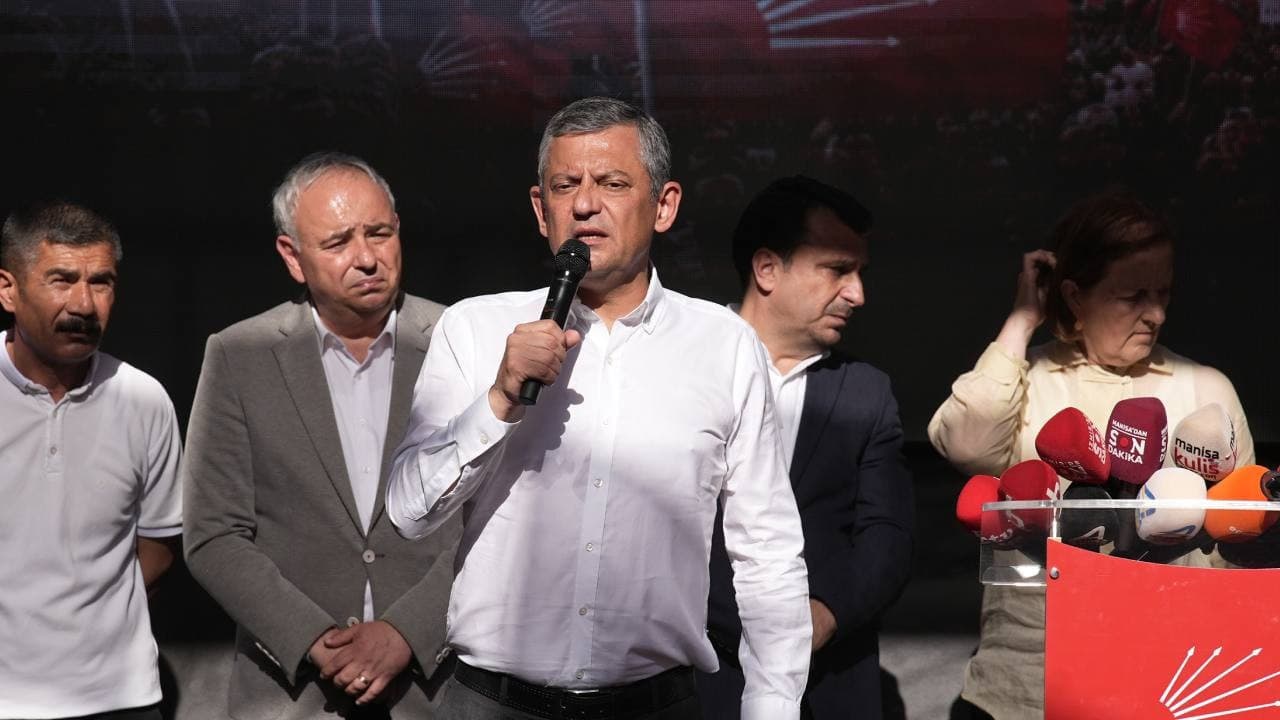 Özgür Özel, CHP grup toplantısı öncesinde vatandaşlarla buluştu