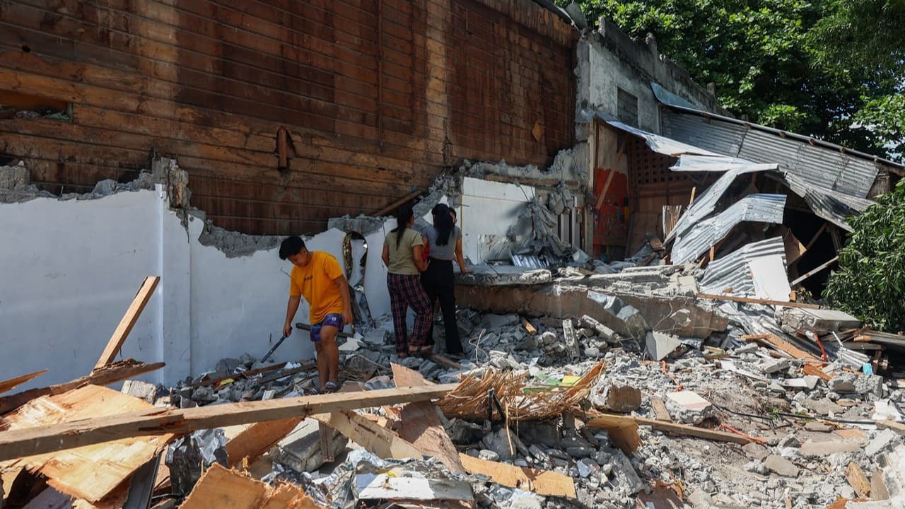 Filipinler'deki 7,8 büyüklüğündeki depremin can kaybı artıyor