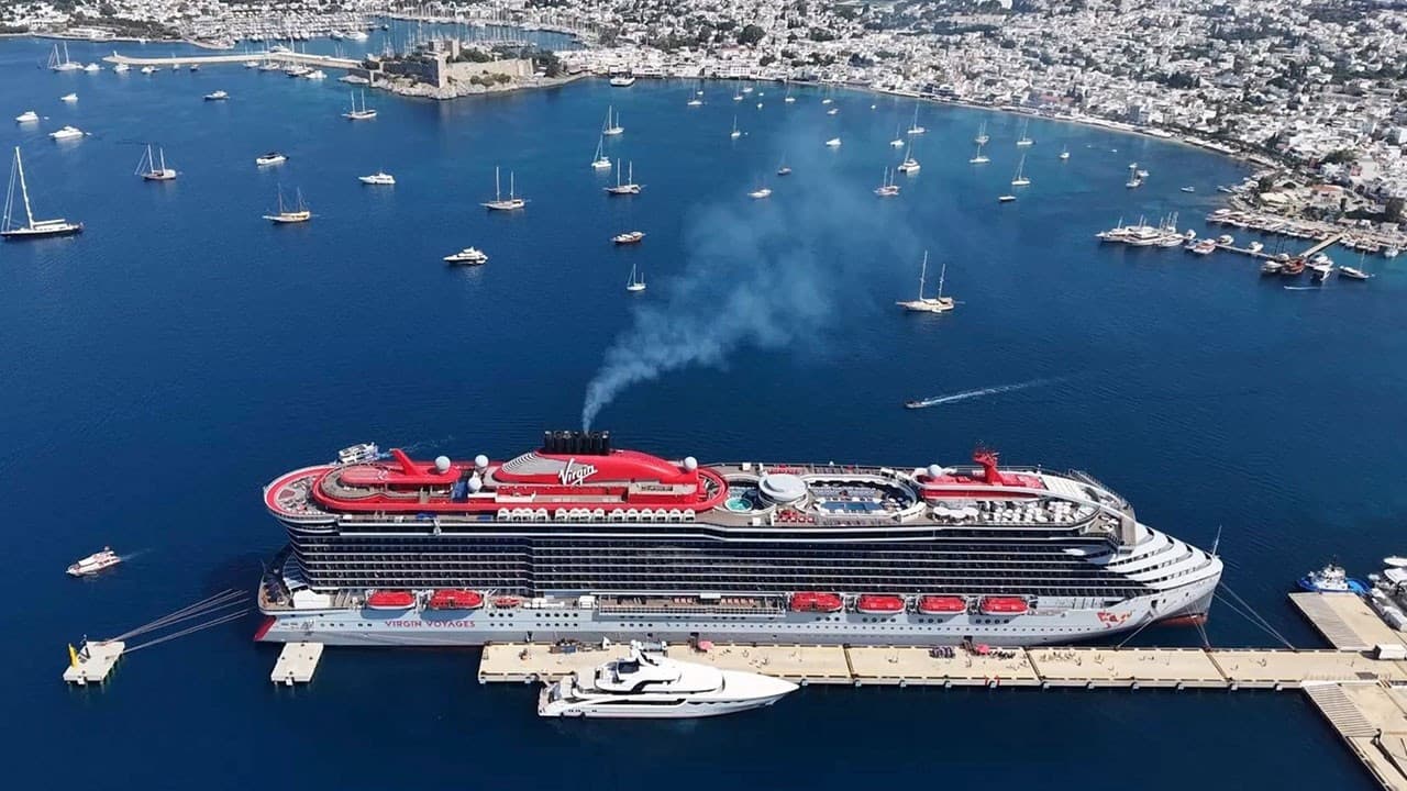 277 metrelik kruvaziyer Bodrum Limanı'na demirledi