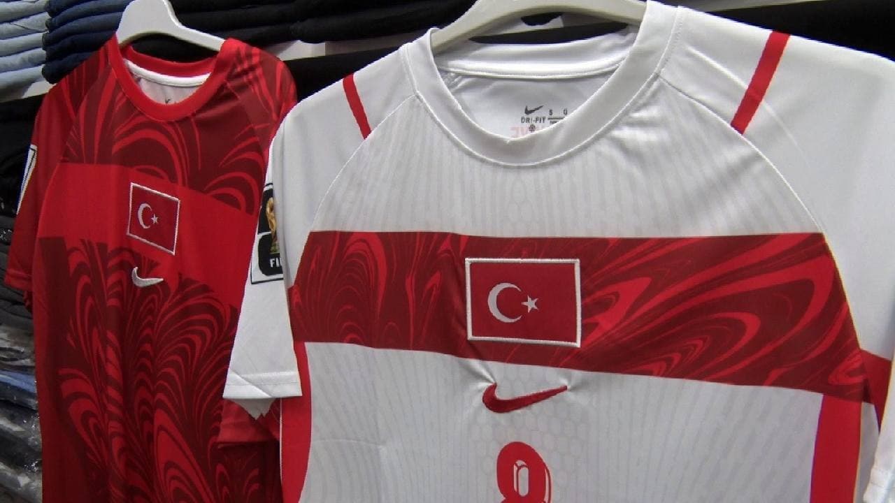 Milli takım formaları büyük ilgi görüyor, esnaf talebe yetişemiyor