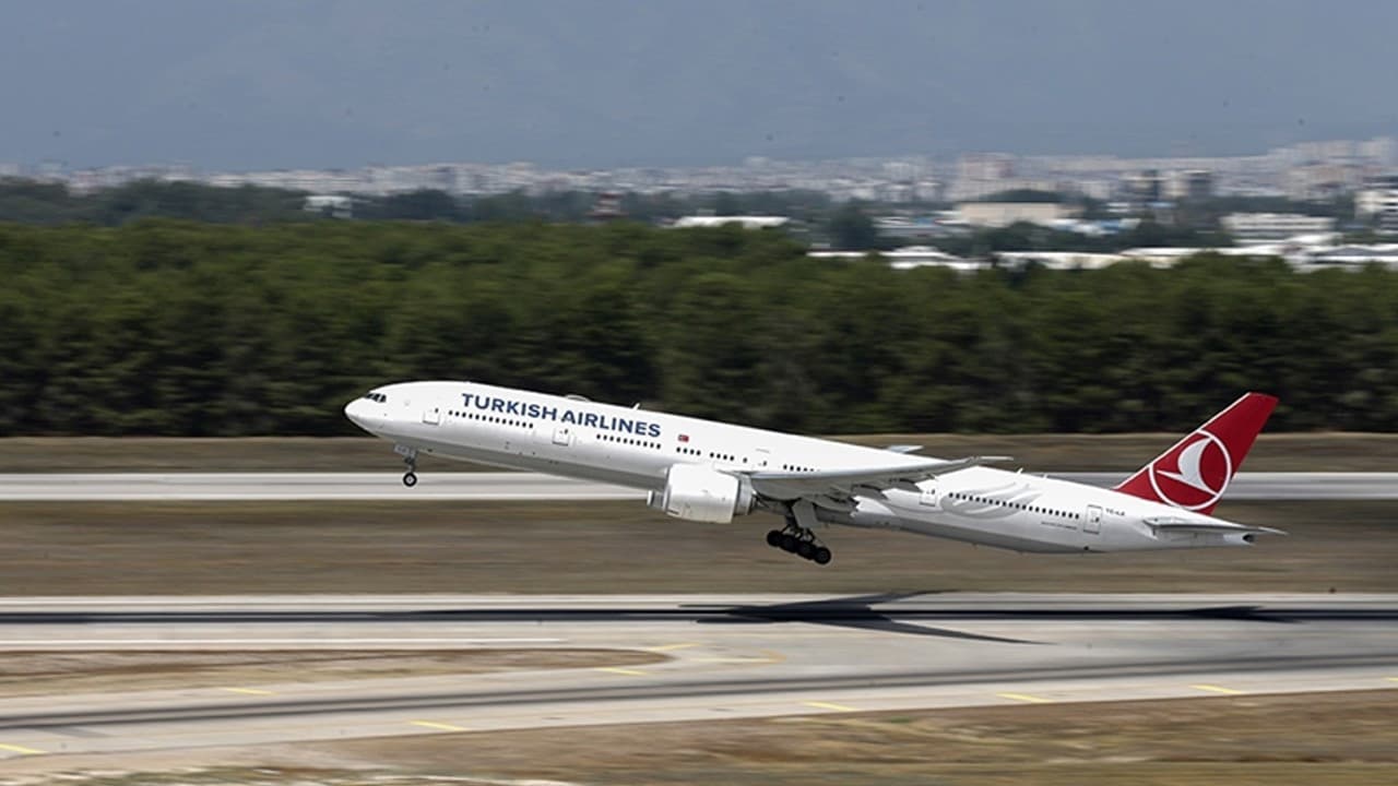 THY uçağı Antalya Havalimanı'nda radar direğine çarptı