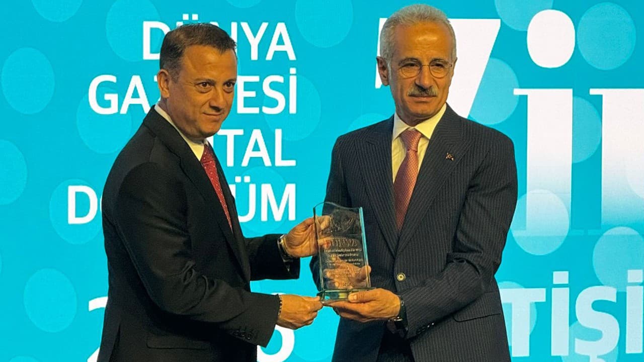 Dijital Dönüşüm Zirvesi'nde Bakan Uraloğlu'na teşekkür plaketi verildi