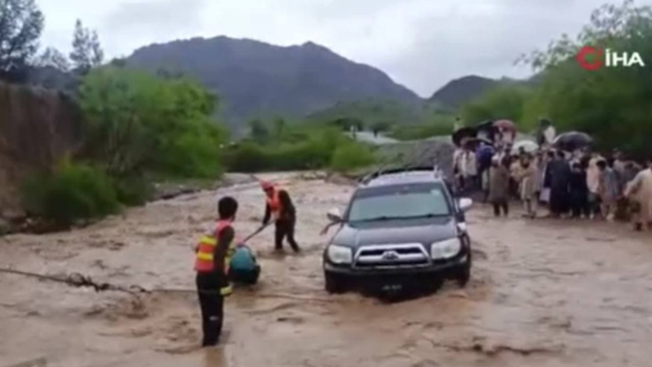 Pakistan'da şiddetli yağışlar sonucu 7 kişi hayatını kaybetti, 33 yaralandı