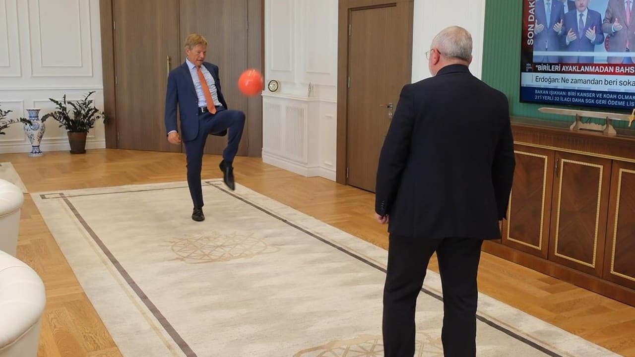 Hollanda Büyükelçisi ve Çorum Belediye Başkanı makam odasında futbol oynadı