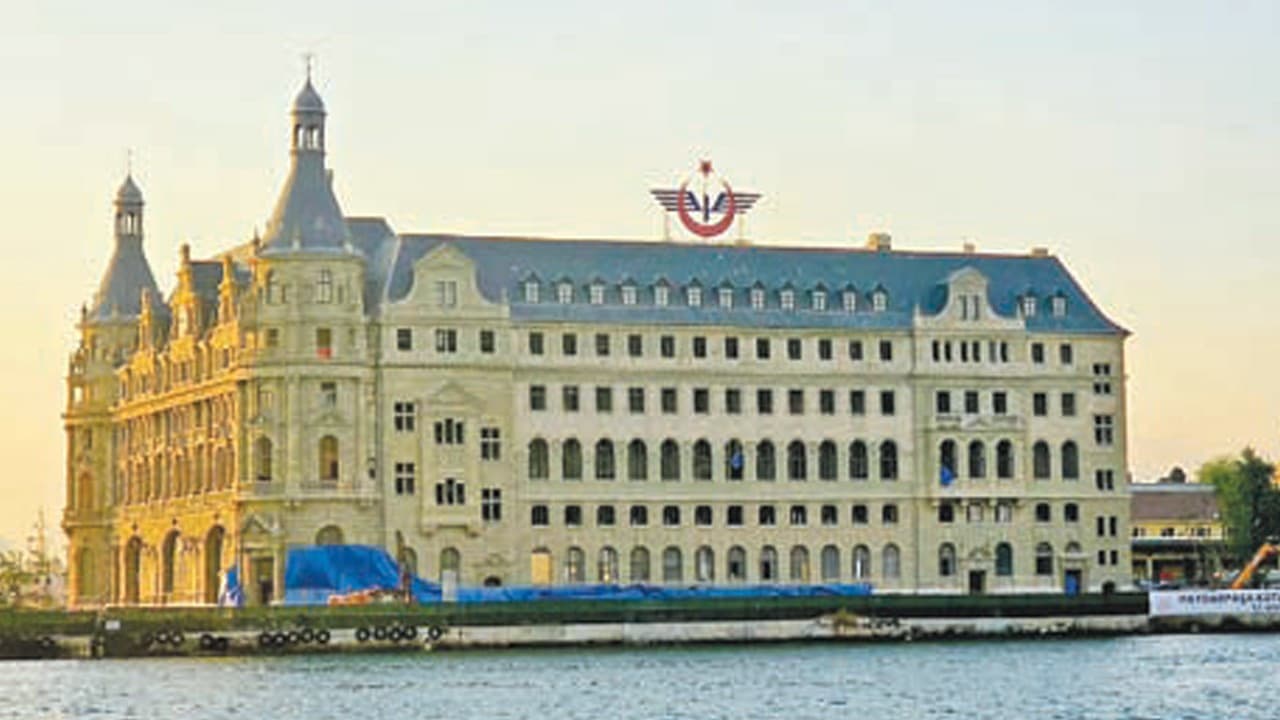 Haydarpaşa'nın tarihi cephesi restore edildi