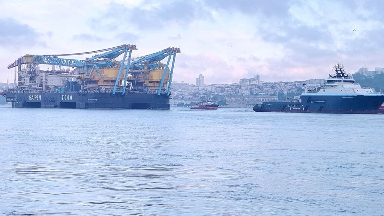 İstanbul Boğazı, dev vinç gemisi geçişi nedeniyle 14 saat kapalı kalacak