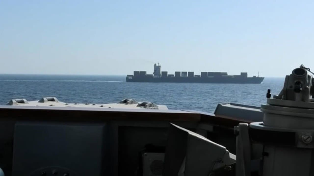 Hürmüz Boğazı'nda petrol tankerleri abluka hattını geçti