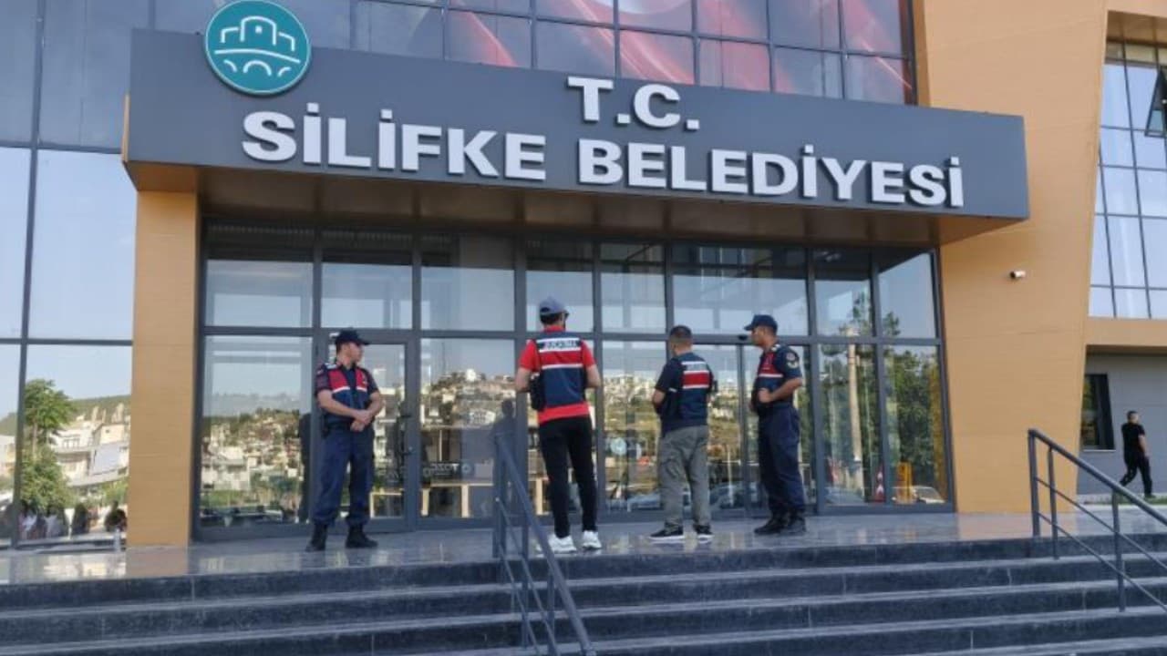 Silifke Belediyesi'ne operasyon: Başkan Mustafa Turgut gözaltında