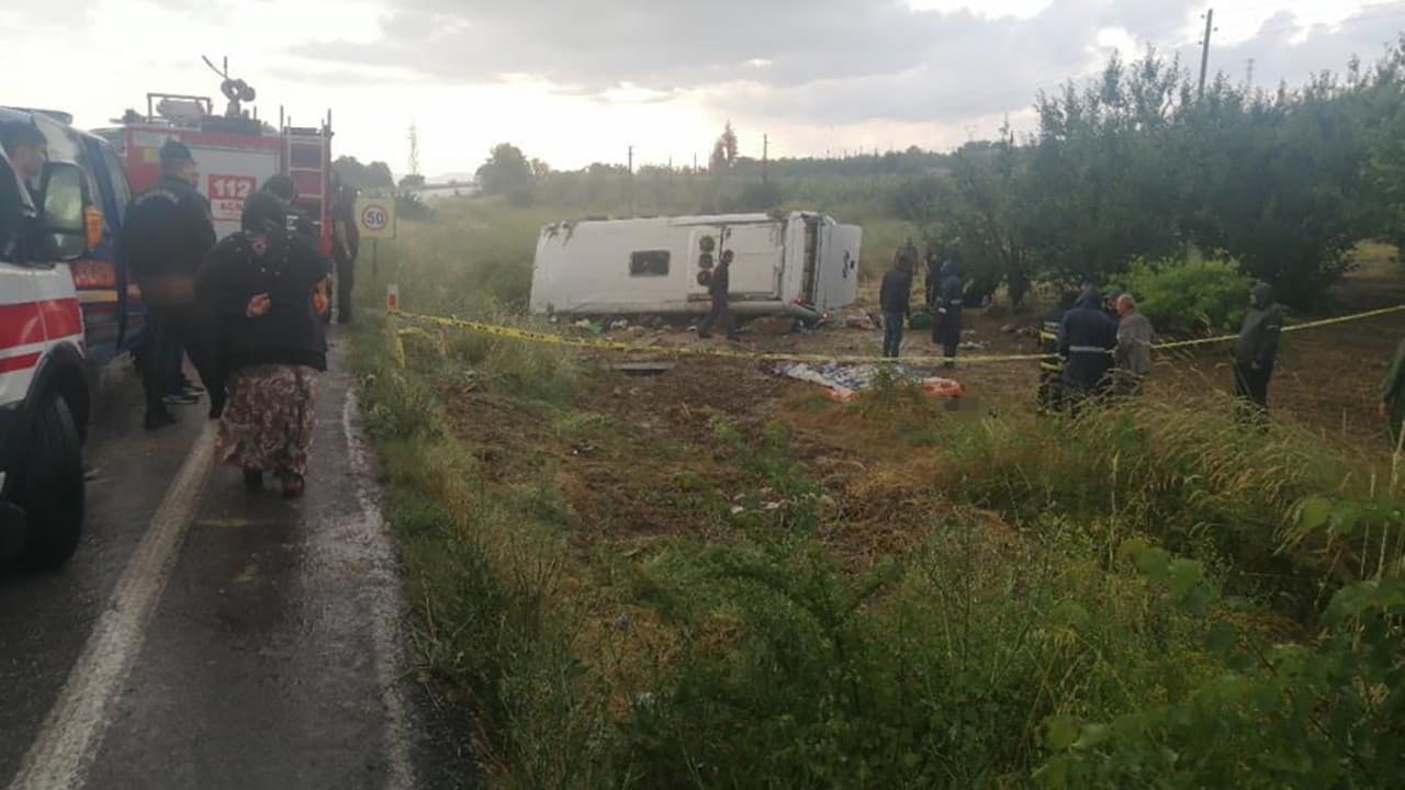 Isparta'da tur minibüsü devrildi: 5 ölü, 25 yaralı