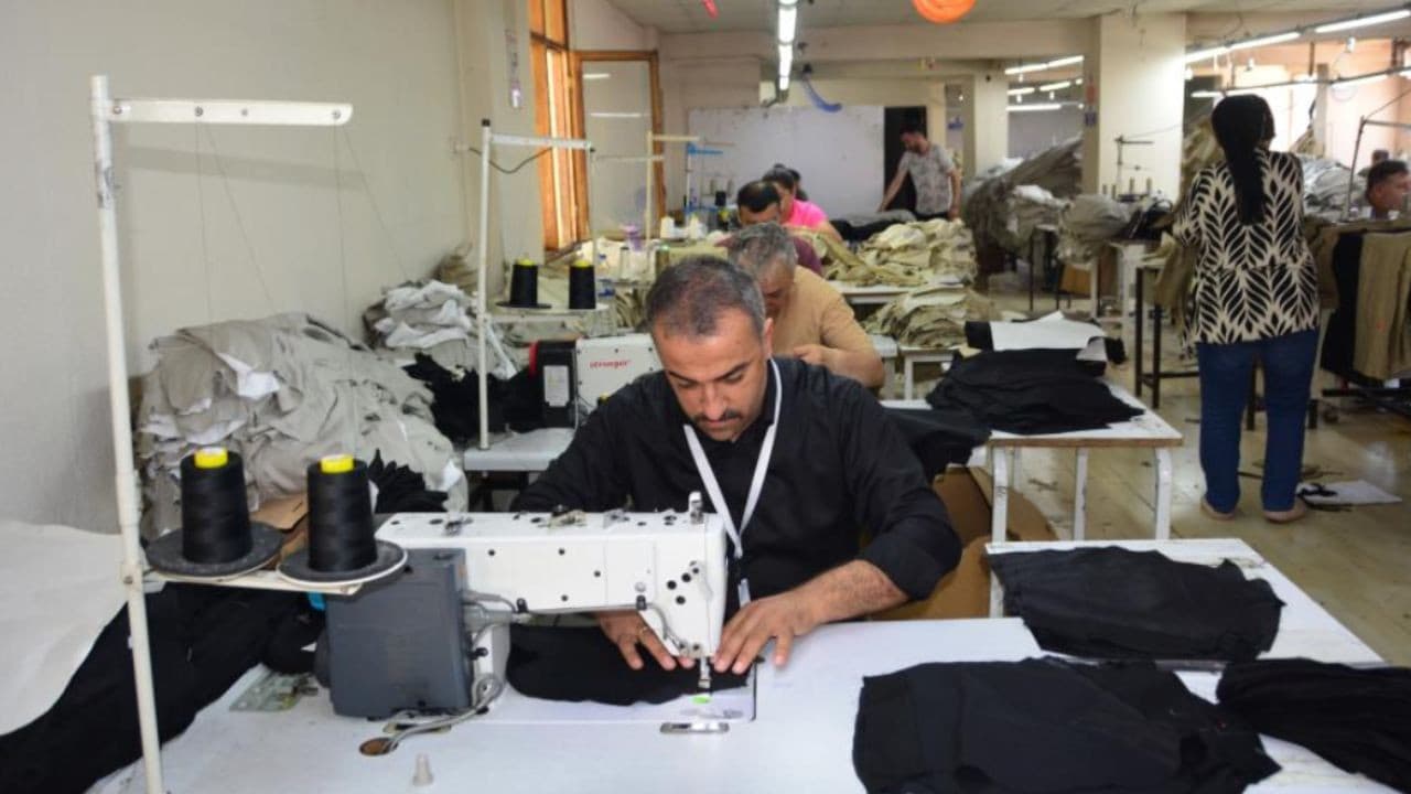 Babası vefat eden Mehmet Abasız, kendi tekstil işletmesini kurdu