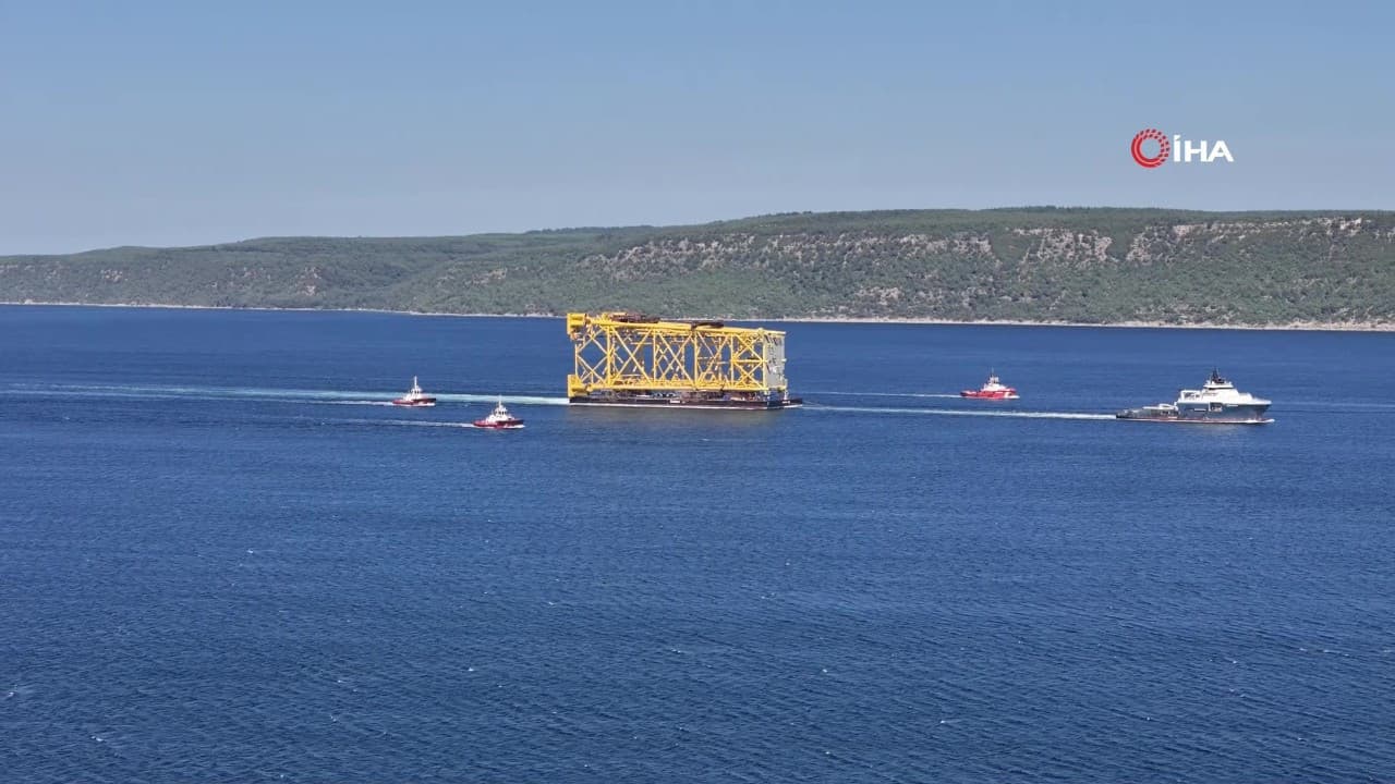 Büyük sondaj platformu iskelesi Çanakkale Boğazı'ndan geçiş yaptı