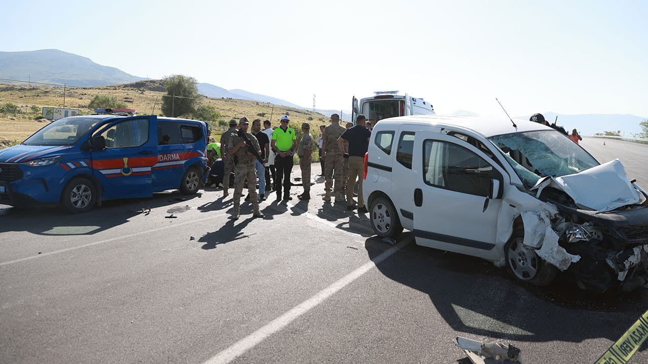 Van'da ticari araç askeri araca çarptı, 1 asker şehit oldu