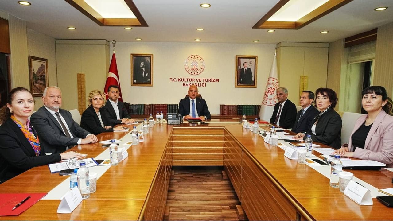 Bakan Ersoy, turizm sektörü temsilcileriyle buluştu