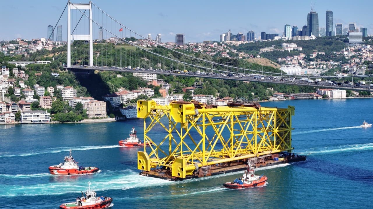 İstanbul Boğazı'nda doğal gaz boru hattı döşeme platformu görüntülendi