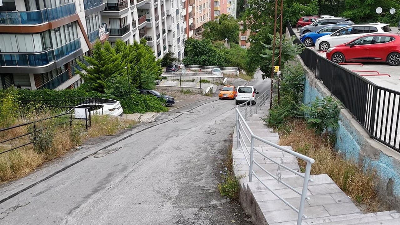 Yağışlı havalarda araçların çıkamadığı yokuş sosyal medyada gündem oldu