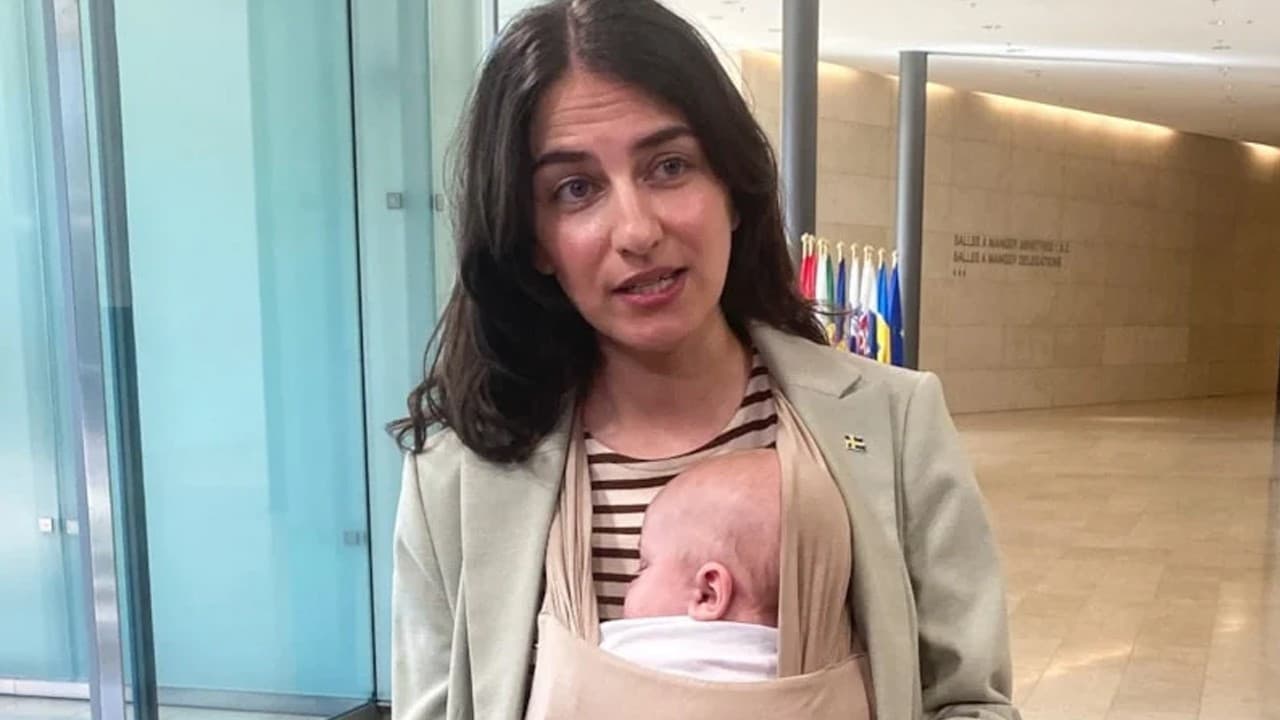 İsveçli Bakan, AB toplantısına bebeğiyle katıldı