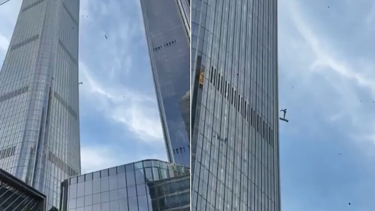 Pekin'de küçük uçak gökdelen Citic Tower'a çarptı