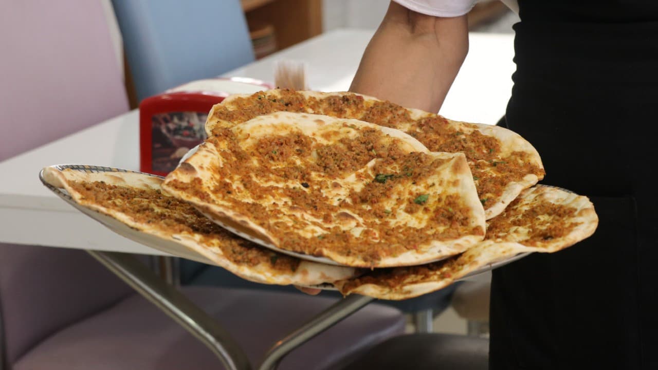 Sivas'ta 50 TL'ye lahmacun satışı esnafı tartışma konusu yaptı