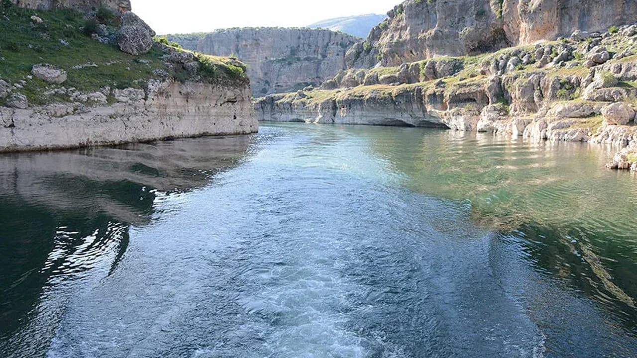 TSK ve Suriye ordusu Fırat Nehri'nde yüzer köprü inşa etti