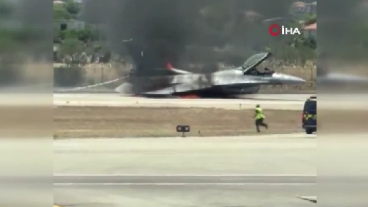 Yunanistan'da F-16 uçağı acil iniş sırasında alev aldı