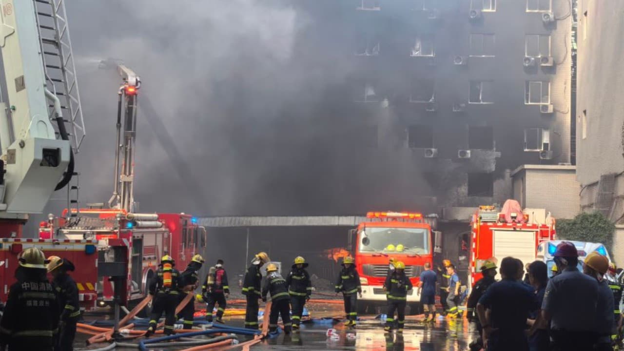Ayakkabı fabrikasında yangın: Çok sayıda işçi mahsur kaldı