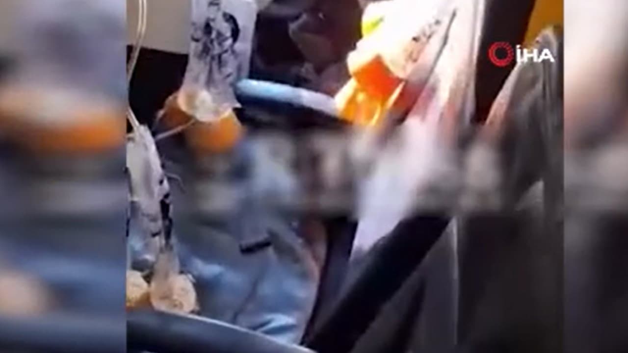 Yolcu uçağının motorundan kopan parça camı kırdı