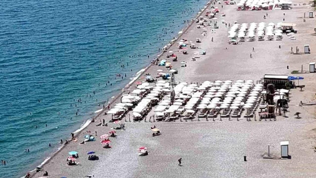 Antalya'da sıcak hava nedeniyle sahiller doldu