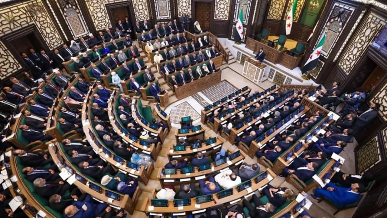 Suriye'de yeni halk parlamentosu ilk oturumunu gerçekleştirdi