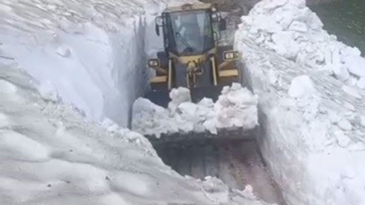 Kars'ta Temmuz ayında 3 metrelik kar temizleniyor