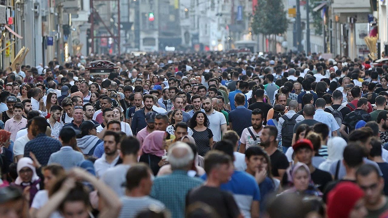 Türkiye'de 2,5 milyon kişi il değiştirdi, en çok göç İstanbul'a oldu.
