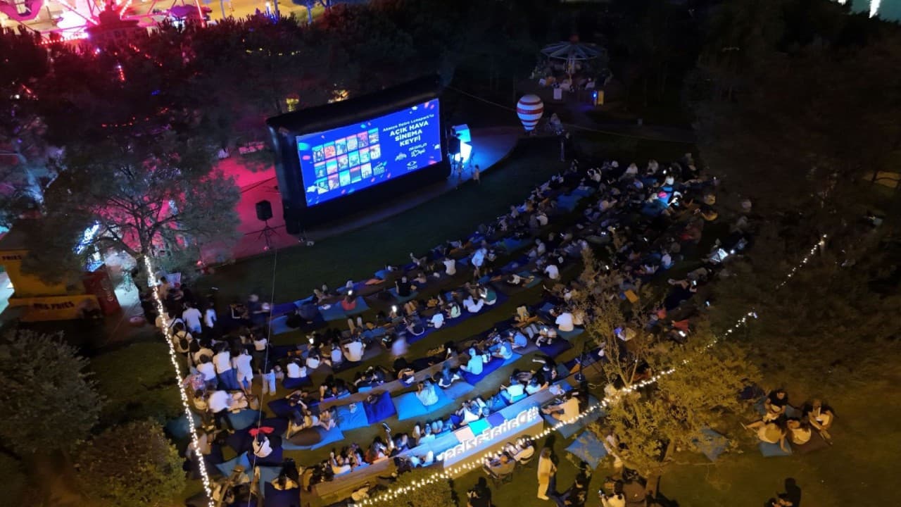 Akasya, yaz akşamlarında açık hava sineması sunuyor