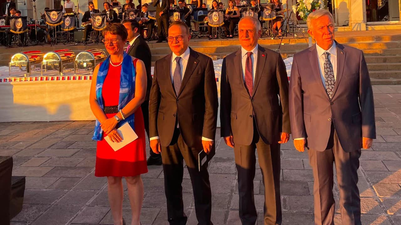 Fransa Milli Günü resepsiyonunda 'Erik Dalı' dansı dikkat çekti