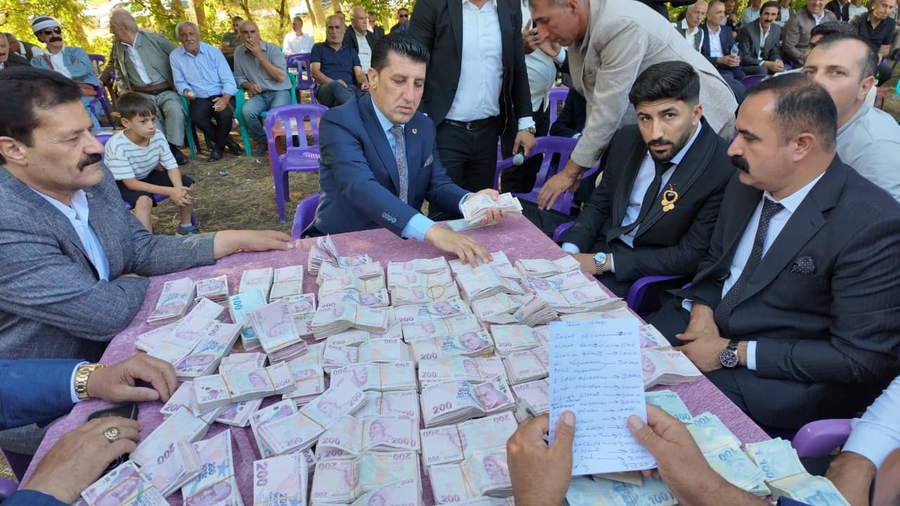Beytüşşebap'ta iki gün süren düğünde 35 koyun kesildi, 6 milyon TL takı takıldı