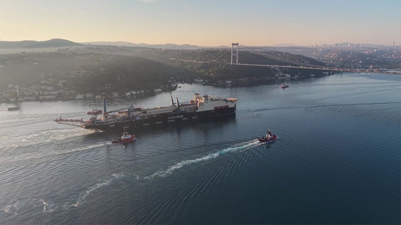 İstanbul Boğazı, dev gemi geçişi için trafiğe kapatıldı