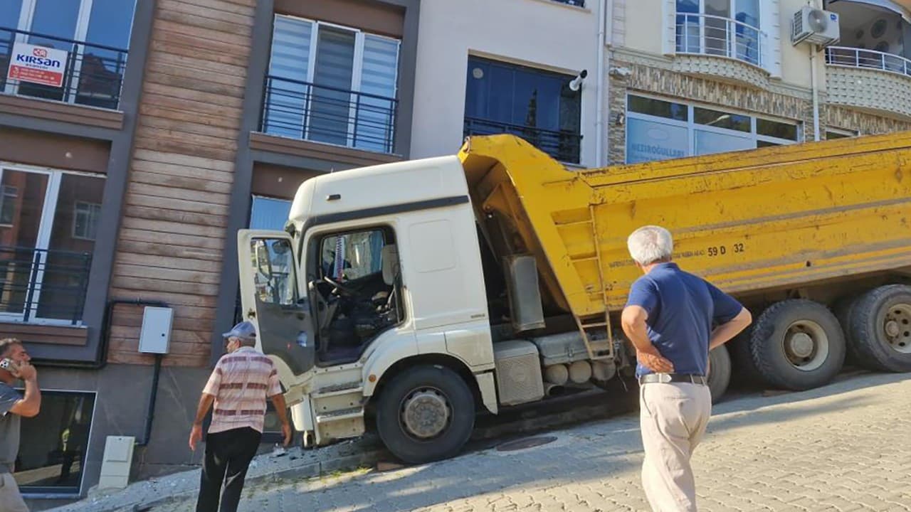 Freni boşalan kamyon park halindeki eve çarptı