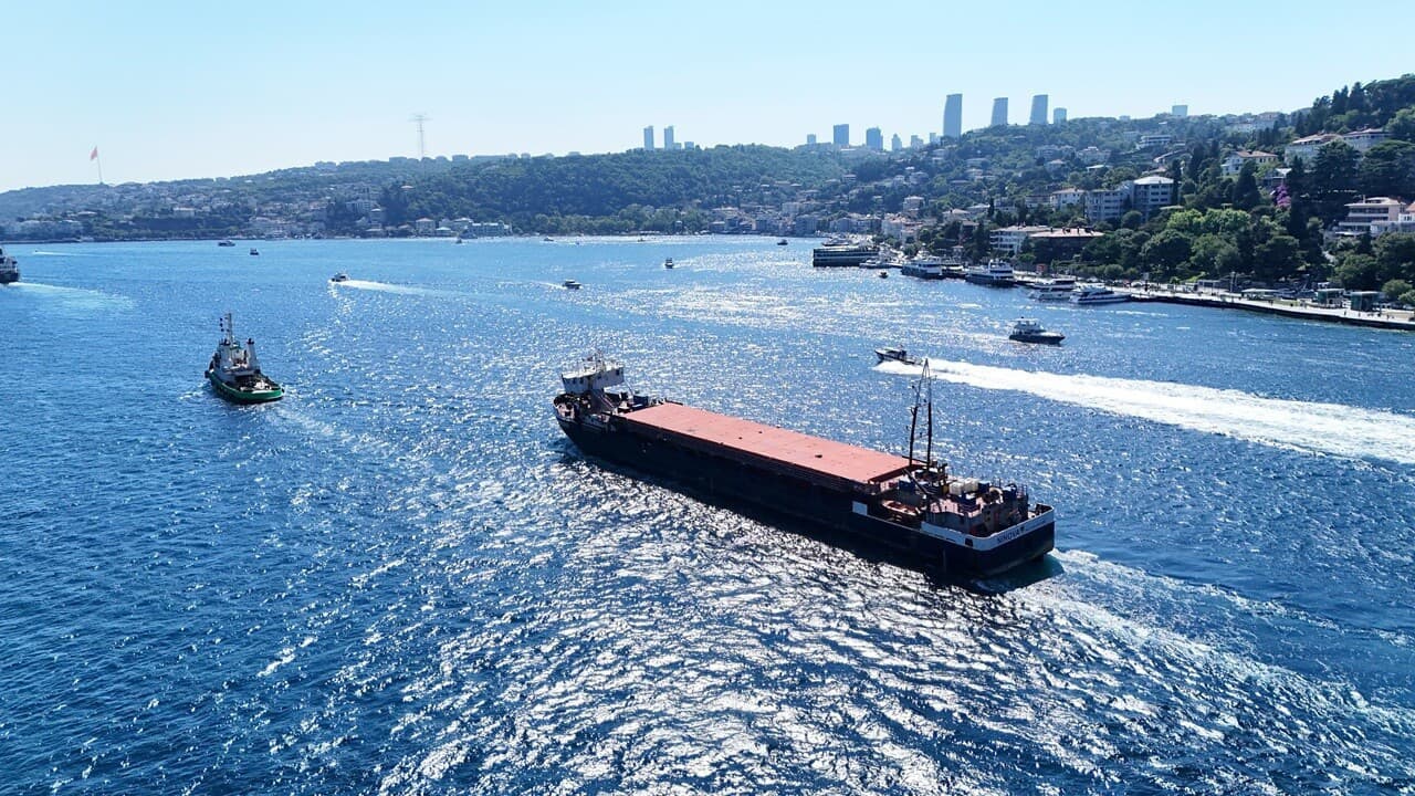 Sakarya'da karaya oturan gemi İstanbul Boğazı'ndan geçti