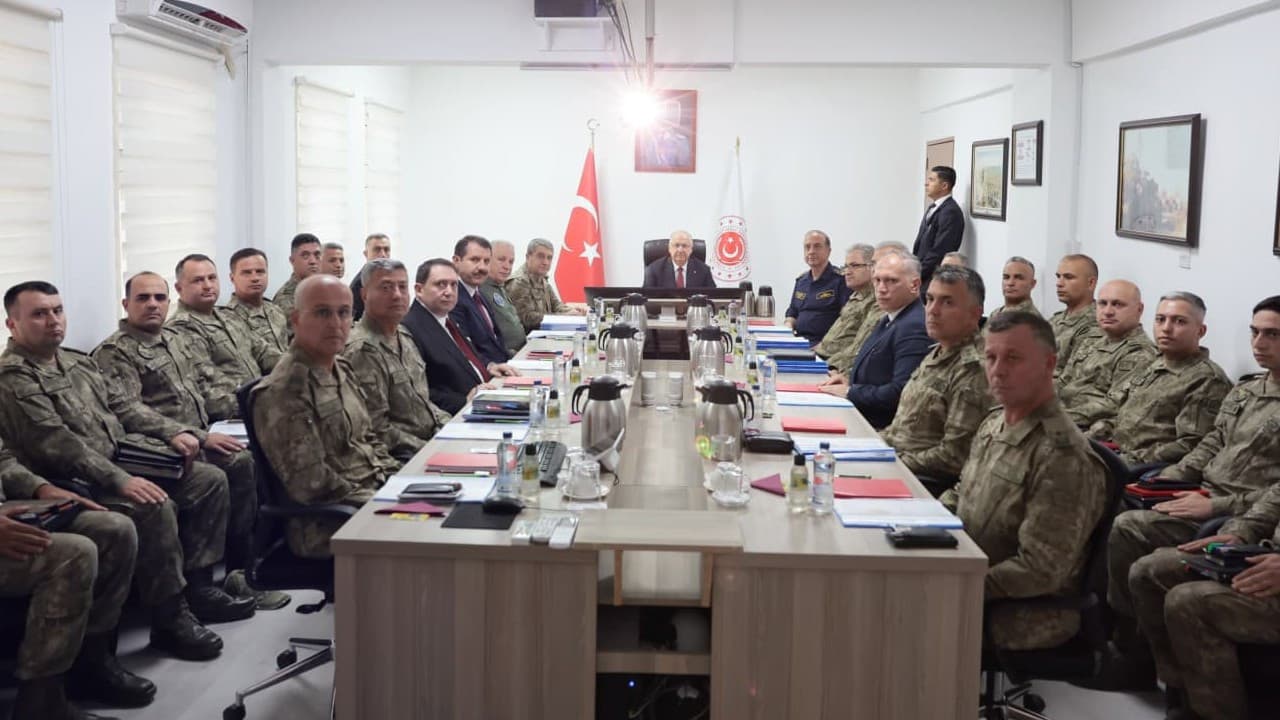 Bakan Güler, KKTC'de Mehmetçik ile buluştu