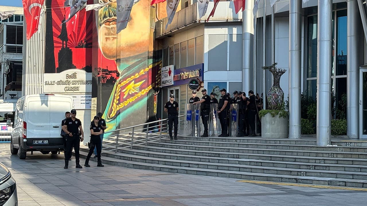 İzmit Belediyesi'nde soruşturma: Başkan Hürriyet gözaltına alındı