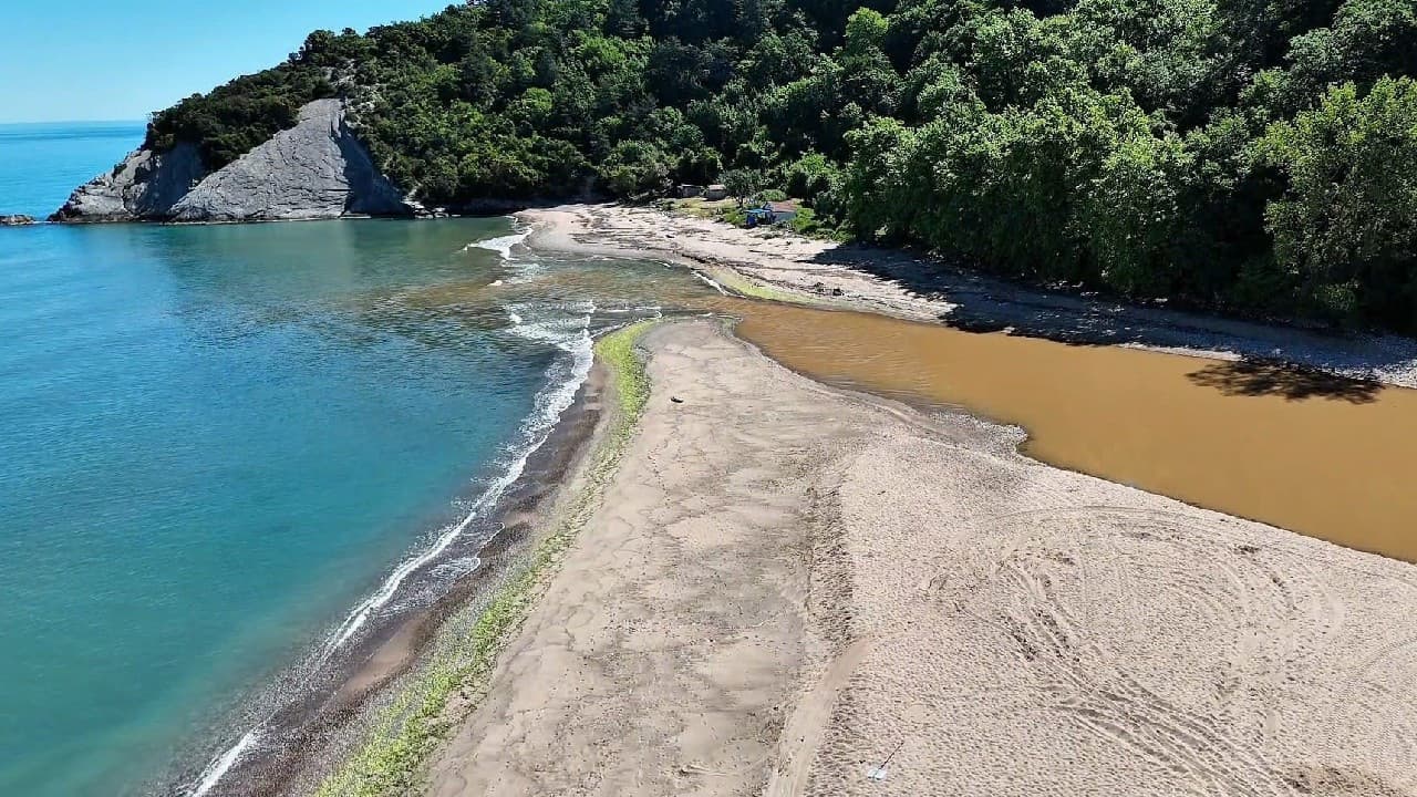 Kapısuyu Plajı, Türkiye'nin ilginç plajlarından biri olarak öne çıkıyor