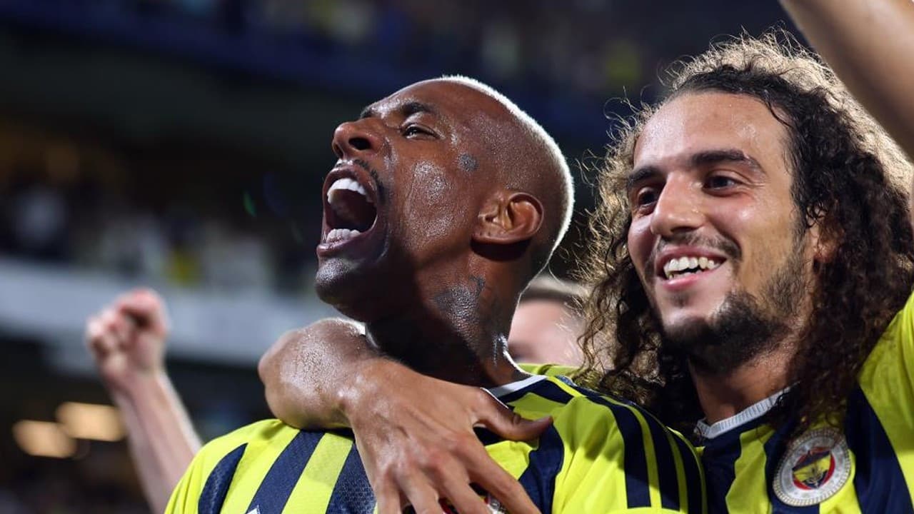 Fenerbahçe, Polonya'da avantaj sağladı