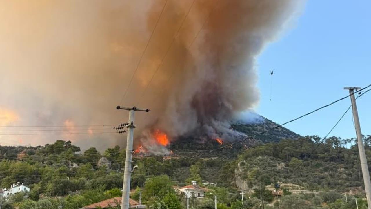Fethiye'de orman yangını nedeniyle bir mahalle tahliye edildi