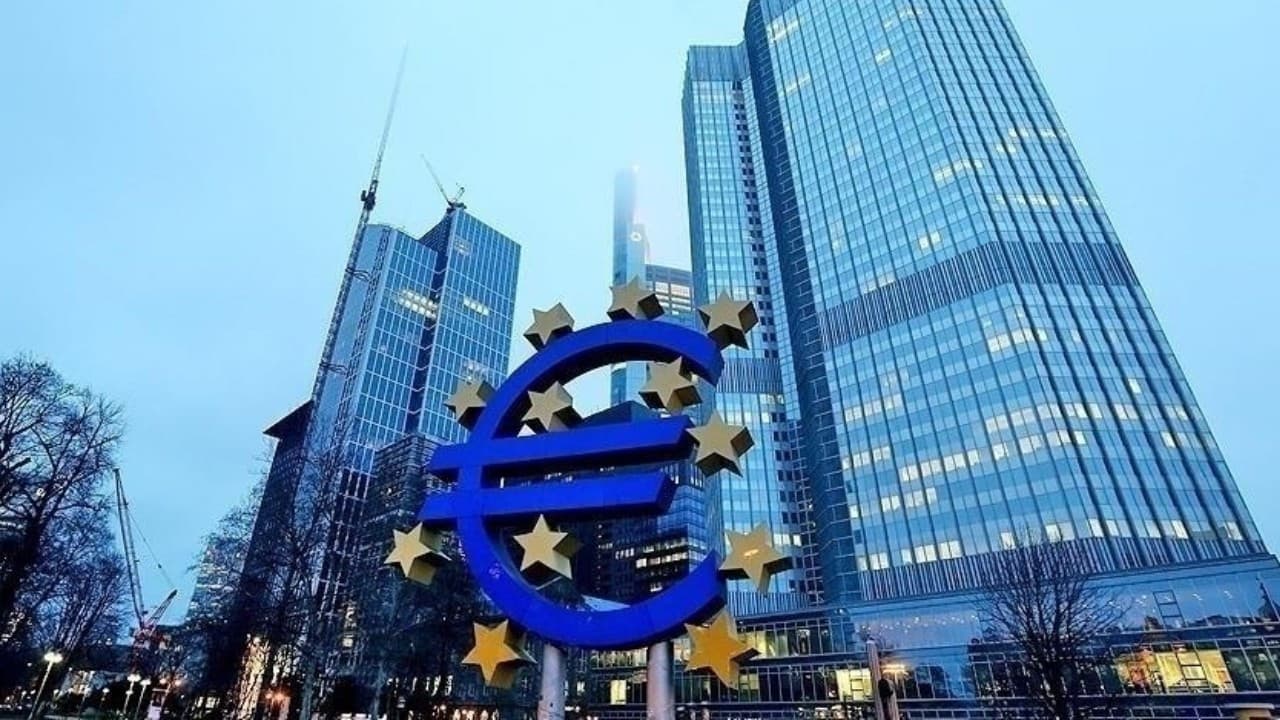 ECB faiz oranlarını değiştirmedi, sabit tuttu