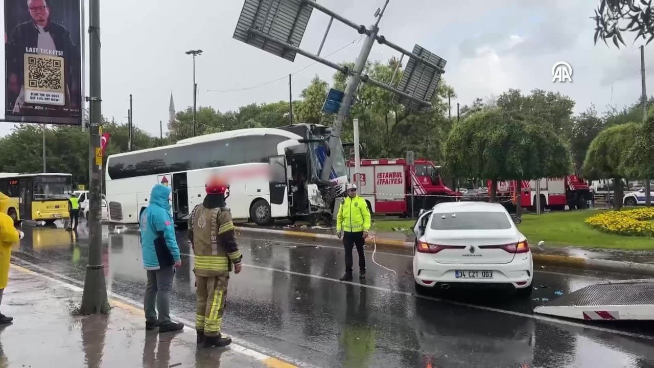 Eyüpsultan'da otobüs ile otomobil çarpıştı, bazı yolcular yaralandı