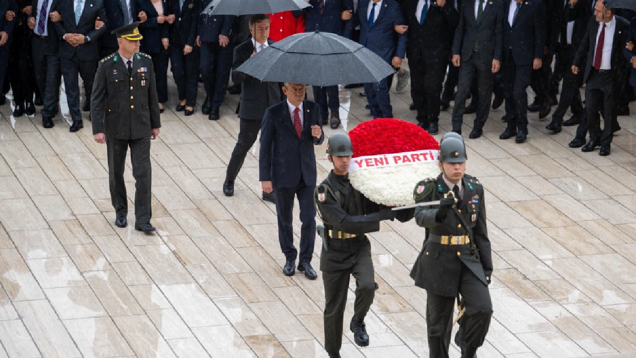 Yeni Parti Genel Başkanı Özgür Özel, Anıtkabir'i ziyaret etti