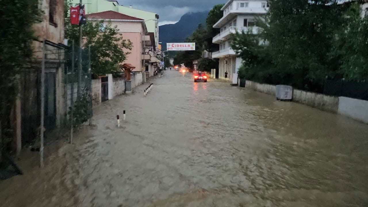 Kastamonu'da Cide ilçesi sel sularıyla kaplandı
