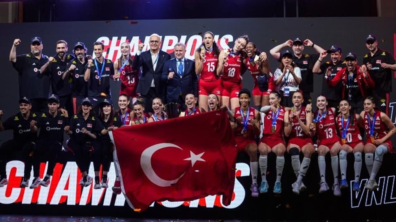 Ekonomi yönetimi A Milli Kadın Voleybol Takımı'nı kutladı