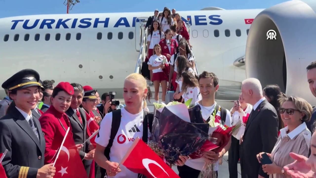 A Milli Kadın Voleybol Takımı İstanbul Havalimanı'nda karşılandı