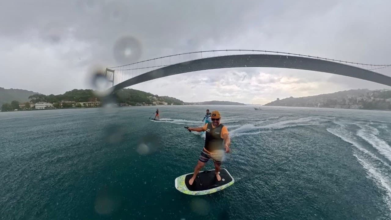 İstanbul Boğazı'nda sörf yapan ekip fırtınaya yakalandı